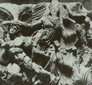 Ostfries: Athena im Kampf gegen die Giganten
