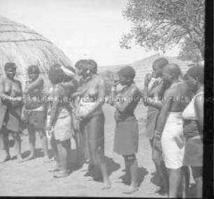 Einheimische Frauen im "Tal der tausend Hügel", Dorf westlich von Durban, Südafrika