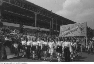Leipzig. 3. Parlament der Freien Deutschen Jugend (FDJ). Sportübungen und -veranstaltungen im Jahn-Stadion, Pfingsten 1949