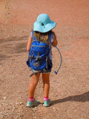 Mädchen im Bryce Canyon Nationalpark am Morgen : Kleines Mädchen mir Rucksack im Bryce Canyon Nationalpark, aufgenommen am 20. August 2012