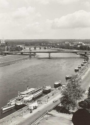 Dresden, Blick vom Ständehaus elbaufwärts nach Nordosten : Dresden, Blick vom Ständehaus über Terrassenufer mit Dampferanlegestelle elbaufwärts nach Nordosten