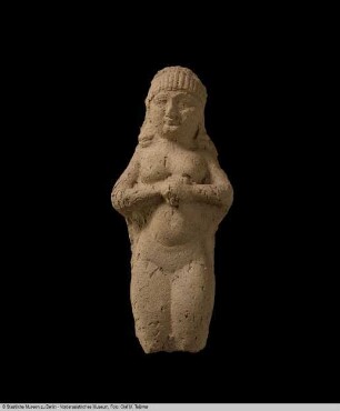 Terrakotte einer unbekleideten weiblichen Figur