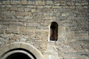 Detail Dorfkirche: oberer Teil Tür und romanisches Fenster