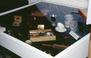 Vitrine mit Hausrat