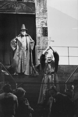 Szenenbilder aus "Sabellicus", Oper von Rainer Kunad mit eigenem Libretto nach einem Fauststoff. Deutsche Staatsoper Berlin, Generalprobe (?) 20.10.1974 (Uraufführung 21.12.1974)