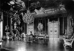 Aufstellung des Kunstgewerbemuseums im Berliner Stadtschloss, Raum 8, Rote Samtkammer