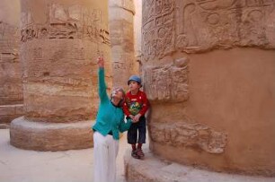Luxor - Im Karnak Tempel : Touristen im Säulensaal des Amun-Tempels von Karnak in Luxor, aufgenommen 2006