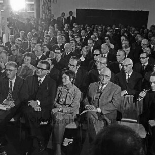 Friedrich-Ebert-Stiftung: Am Kratt: Heimvolkshochschule: Eröffnung: unter den Gästen Bürgermeister Manfred Samusch, Bürgervorsteher Heinz Beusen, nordrhein-westfälischer Ministerpräsident Heinz Kühn, niedersächsischer Ministerpräsident Alfred Kubel, Johannes Rau, Landrat Wennemar Haarmann, 9. Februar 1973
