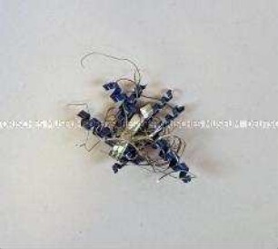Christbaumschmuck: Eisenschrott (blaues Ornament mit Draht)