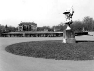 Dresden-Altstadt. Großer Garten (1683, J. F. Karcher; 1873-1895, K. F. Bouché). Üppigkeitsvase (1719/1723, A. Corradini) an der Hauptallee, Palaisteich und Palais (1678-1683, J. G. Starcke)