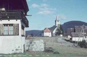 Hegau. Dorf, Ortsansicht mit Kirche
