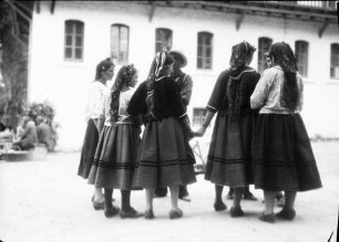 St. Konstantin: Bäuerinnen, Gruppe von hinten
