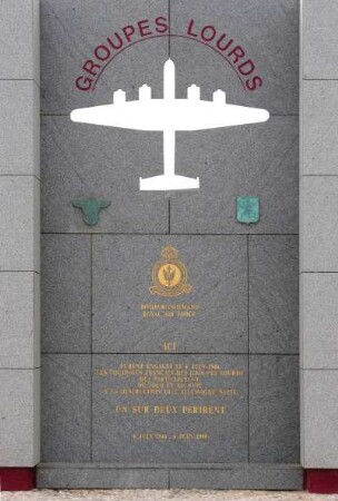 Frankreich. Basse Normandie. Calvados. Grandcamp Maisy. Landungsküste. Memorial. Gedenkstele Invasion Weltkrieg 2