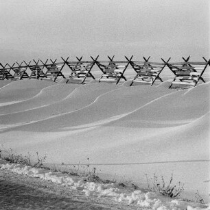 Osterzgebirge. Schneezaun bei Possendorf