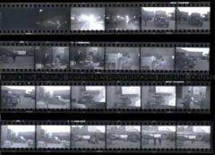 Schwarz-Weiß-Negative mit Aufnahmen von LKW-Fahrern beim Fischtransport von Otterndorf nach Berlin (Ankunft in Berlin im LKW-Motel Neukölln)