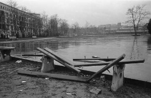 Mutwillige Zerstörung von Sitzbänken in den Grünanlagen beim Ettlinger Tor.