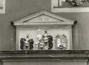 Belgern, Markt 3. Rathaus (1576/1578, Wiederherstellung 1661/1662). Wappenrelief als Portalbekrönung