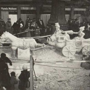 Schneeplastik "Wiener Fiaker" : Dresden, Altmarkt. Schneeplastik "Wiener Fiaker", Ansicht von der Seite, Februar 1940