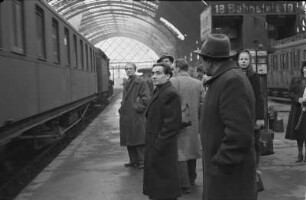 Dresden, Hauptbahnhof. Szene am Bahnsteig mit Lea Grundig (1906-1977; Malerin) (rechts im Bild angeschnitten)