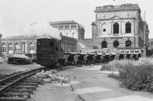 Enttrümmerung im Stadtkern : Dresden-Altstadt, Sophienstraße. Trümmerbahn vor der Südostseite des Zwingers