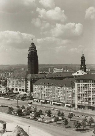 Dresden. Blick vom Hochhaus am Pirnaischen Platz nach Südwesten über die St. Petersburger Straße (Leningrader Straße) und die Ringstraße zu Neuem Rathaus und Kreuzkirche