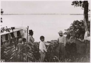 Indigene Bevölkerung an einem Touristenschiff auf dem Río Paraná