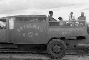 Postauto : Aufnahme eines Postautomobiles der Royal Mail auf der Kap-Kairo-Straße