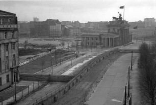 Berlin: Reichstagsgebäude; vom Sitzungszimmer auf Brandenburger Tor mit Mauer