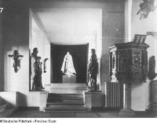 Bautzen, Kornmarkt 1. Stadtmuseum Bautzen (Eröffnung 1912; A. Göhre, R. Görling). Blick vom Kirchensaal in den Permoser-Saal zum heiligen Augustinus (B. Permoser)