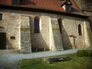 Langhaus (im Kern Romanisch) über Traufseite Süd mit verschiedenen Fensterformen sowie Strebepfeilern (Überarbeitung mit Anbringung der Strebepfeiler 1697)