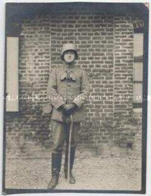Leutnant in Uniform mit Stahlhelm und Feldstecher