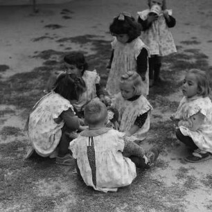 Kinder spielen im Kinderheim der Ortschaft Peruschtiza