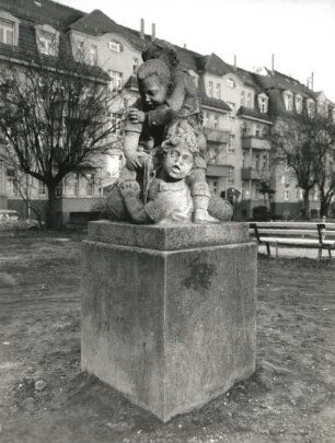 Raufende Jungen : Raufende Jungen. Beton um 1910). Dresden-Pieschen, Rückertstraße