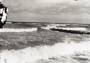 Blick vom Strand über Wellenbrecher auf die Ostsee