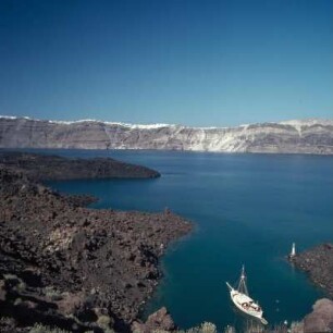 Thera=Santorini, Blick von den Kamenía auf die Steilküste unter Firá. Laven von 1925