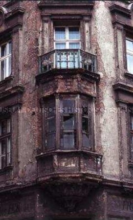 Fassade mit marodem Mauerwek und zerbrochenen Fenstern