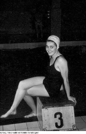 Schwimmer - Leipzig: Helga Barth, Meisterschwimmerin der DDR (BSG Rotation Leipzig-Nord), Dezember 1951