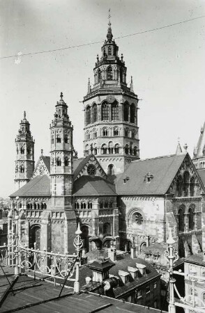 Mainz, Mainzer Dom : Mainz. Dom St. Martin. Dreikonchenchor und Querhaus. Ansicht von Südwesten