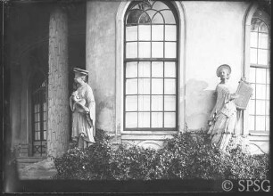 Potsdam, Chinesisches Haus, Figuren, Blick auf Harfenistin und Bombardenspieler.