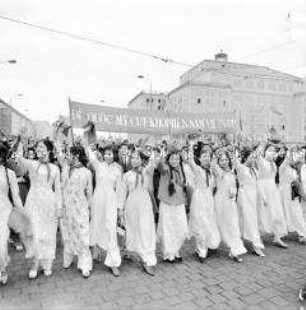 Parade von Vietnamesinnen durch die Innenstadt während des Festes der Freundschaft in Leipzig