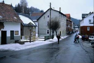 Dorfstraße, Gebäude, spielende Kinder