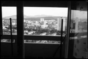 Bern, Bethlehem: Bebauung Hochhäuser, Ansicht mit Balkon und Vordergrund, von Wohnung Theile