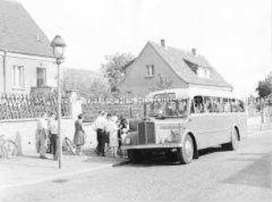 Der LPG-Bus bringt Kinder der LPG "1. Mai" Wartenberg ins Ferienlager