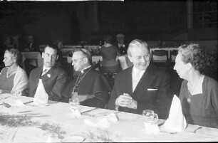 Freiburg: Stadthalle; am Tisch von links nach rechts: Frau Dichtel; Innenminister Schröder; Schäufele; Kiesinger; Miss Emmet, Member of Parliament; Furler