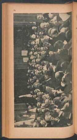 El doctor Pellegrini pronunciando su discurso ante el féretro - [Fotografía]