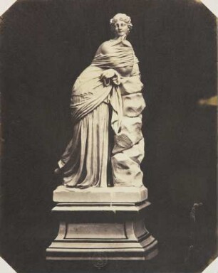 Statuette von Biscuit nach der Antike, bezeichnet als Deidamia, Arbeit eines vorzüglichen Modelleurs der Berliner Porzellan-Fabrik, 18. Jahrhundert