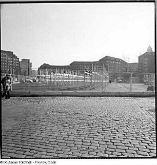 Dresden-Altstadt, Neumarkt. Regallager für geborgene Steine der Ruine der Frauenkirche während ihrer archäologischen Enttrümmerung