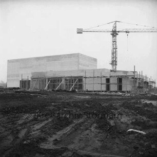 Wasserwerk: Schwarzendamm: Bau: vorn Gebäudeteil mit Grundmauern, Gerüst: davor Baumaterial: dahinter rechts Baukran: hinten links Gebäudeteil vor Fertigstellung: 26. Februar 1971