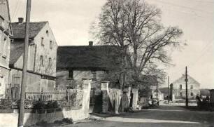 Dorfstraße in Nimschütz : Wjesna dróha w Hněwsecach