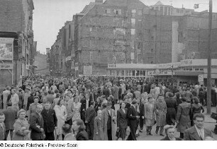 Straßenszene (Blick in die Petersstraße)